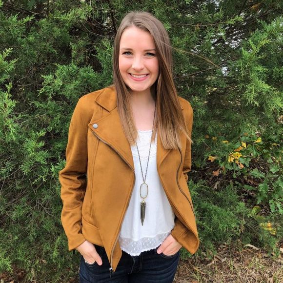 Meet your Posher, Alyssa - Picture 1 of 1